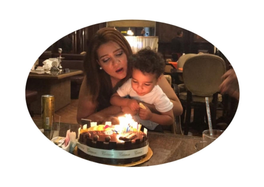 Amal Fathy sammen med s&oslash;nnen sin. 