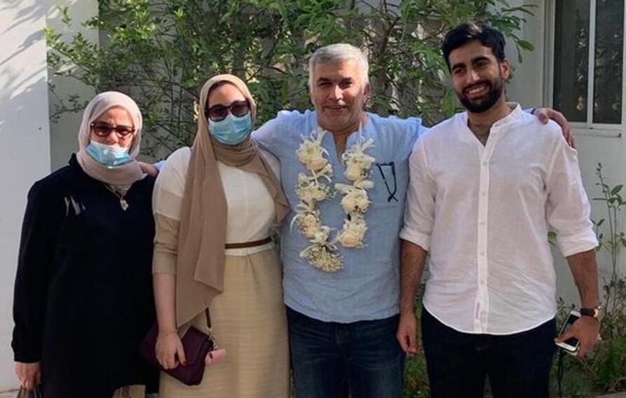 Nabeel Rajab sammen med sin kone, datter og s&oslash;nn etter at han ble l&oslash;slatt fra fengsel 9. juni 2020 fengsel