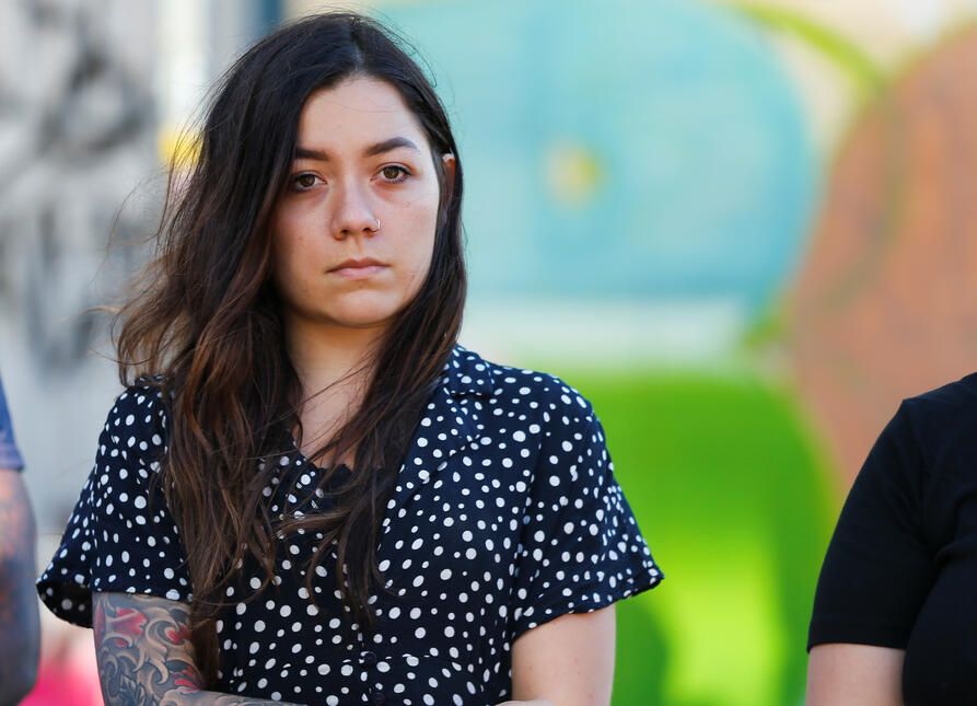 Bilde av Aubreanna Inda, kvinne med m&oslash;rkt h&aring;r som ser forbi kamera. 