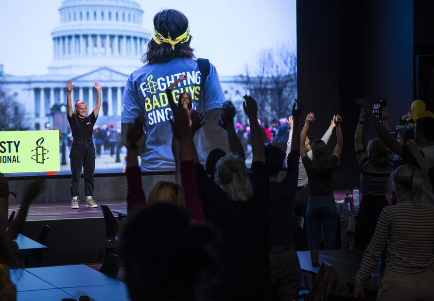 Bildet viser to personer p&aring; en scene foran et publikum
