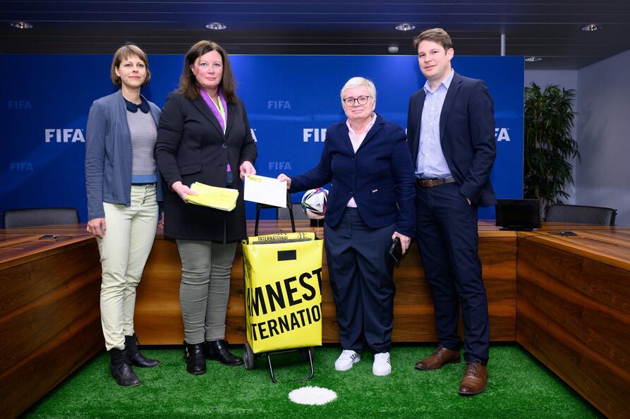 Amnesty overleverer 280k underskrifter hos FIFA i Z&uuml;rich