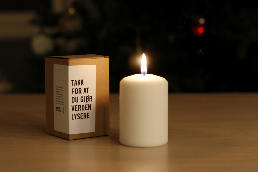 Bilde av Amnesty-lyset med en boks bak. 