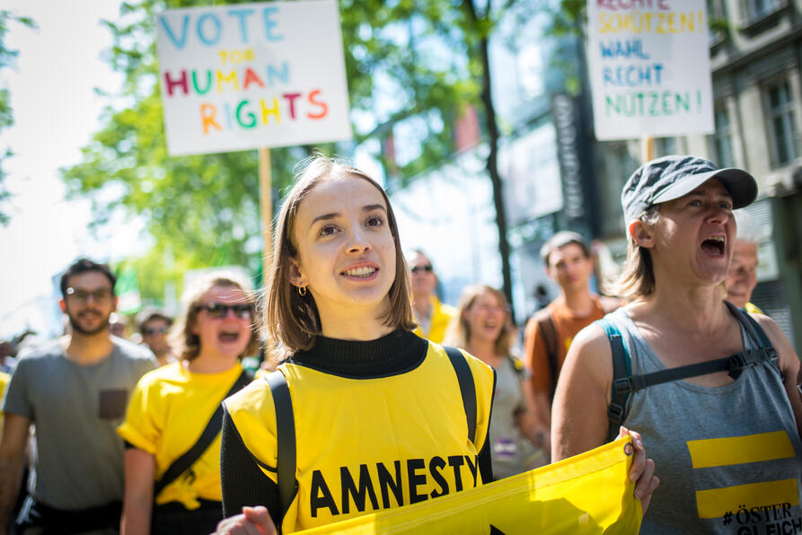 Jente med Amnesty t-skjorte g&aring;r i tog