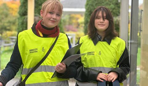 To unge aktivister samler signaturer. 