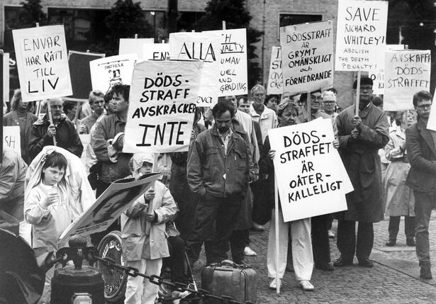 Mennesker med plakater i hendene, tilstede p&aring; en demonstrasjon mot d&oslash;dsstraff.