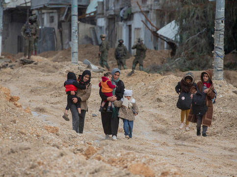 Kvinner og barn p&aring; flukt