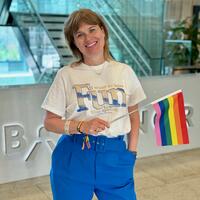 Bilde av en kvinne med pride-flagg