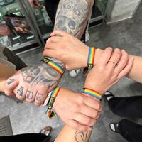 Bilde av fire hender med regnbuearmb&aring;nd